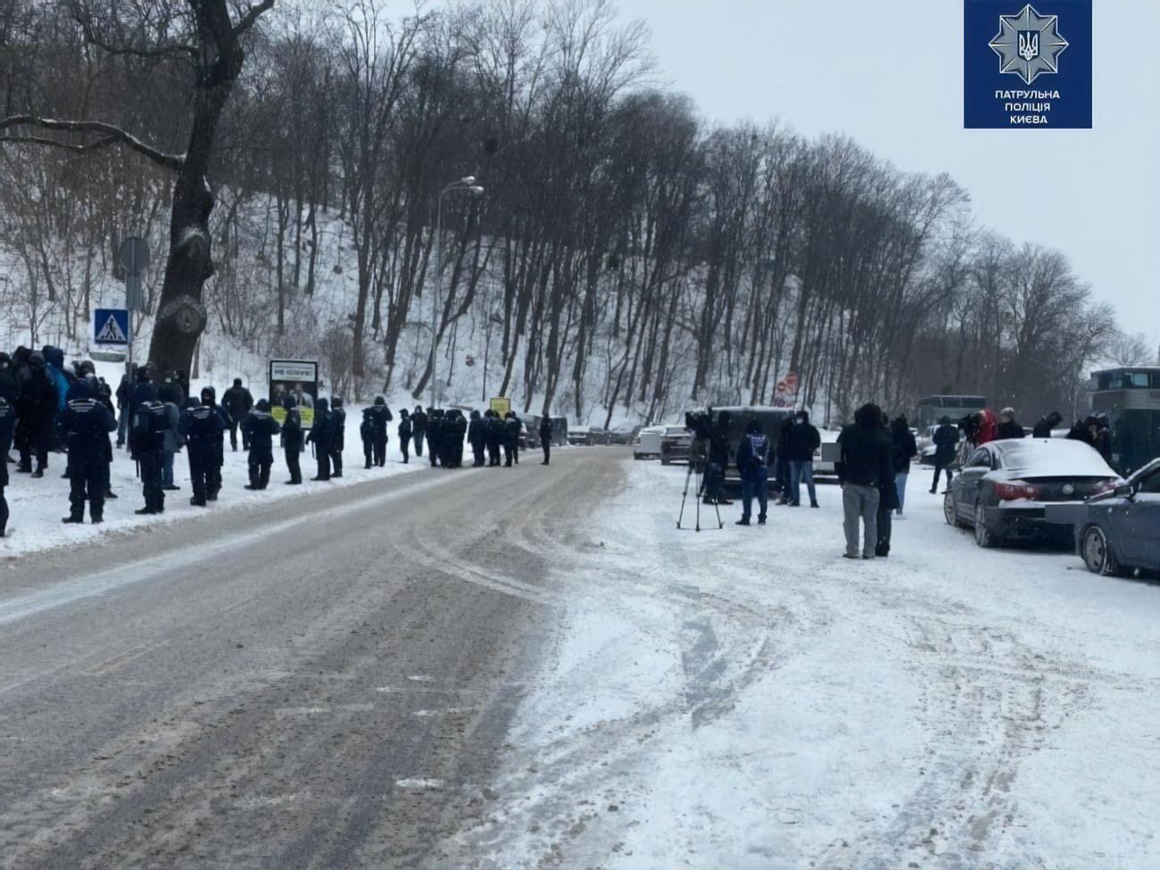 У Києві провели дві акції протесту – за закриття телеканалів ZIK, NewsOne і "112 Україна" і на їх підтримку