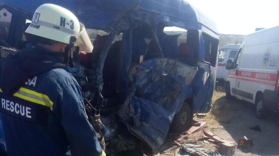 Унаслідок ДТП мікроавтобус викинуло з дороги