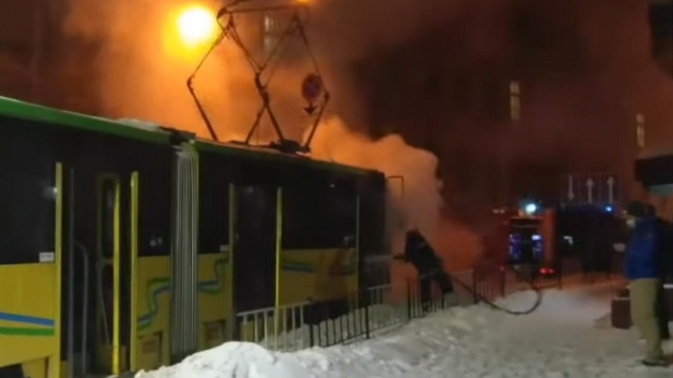 Пожар в трамвае вспыхнул из-за возгорания высоковольтного щита в кабине водителя