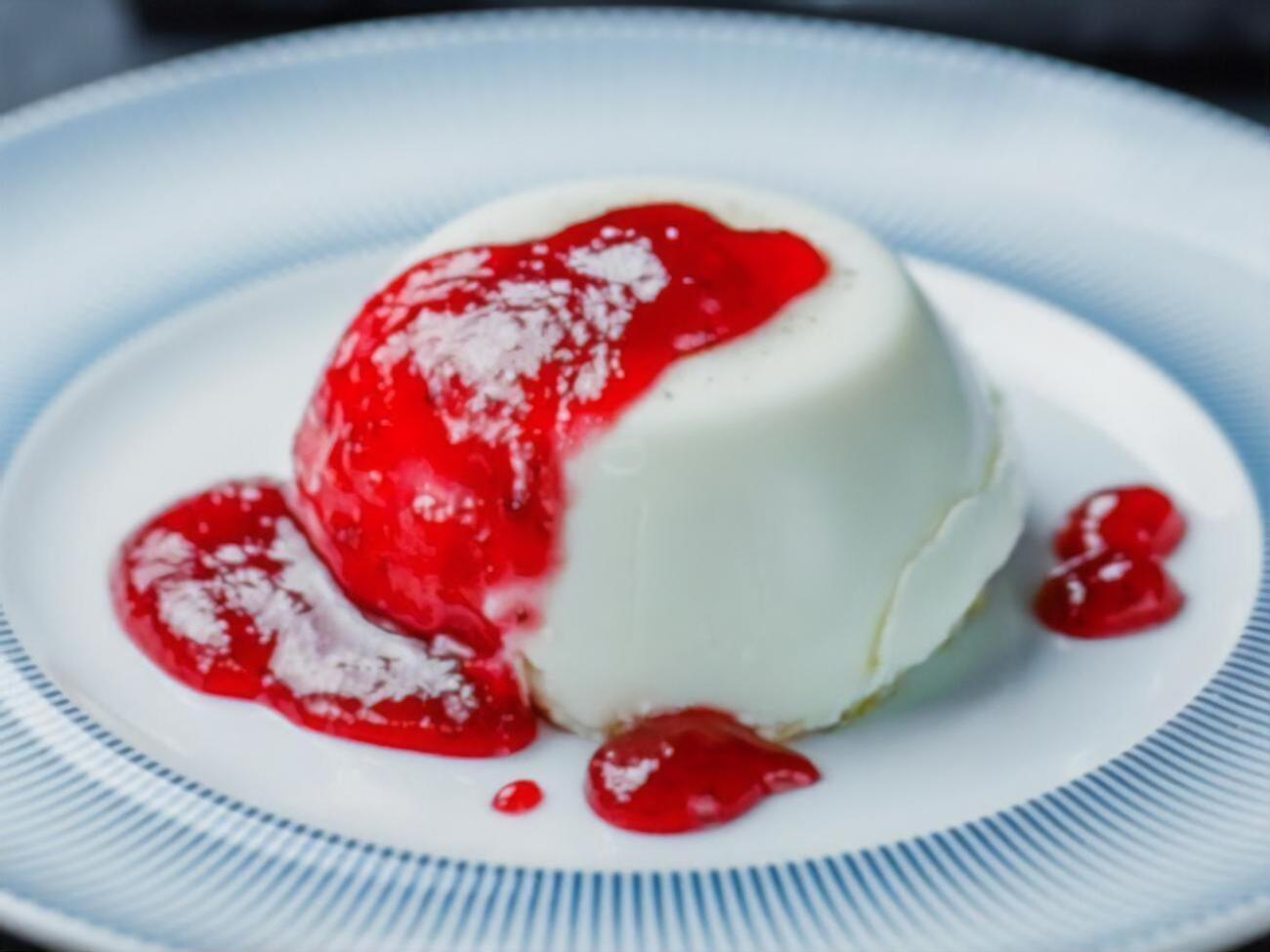 Панна-котту следует подавать с клюквенным соусом