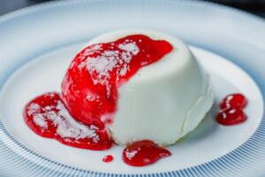 Панна-котту следует подавать с клюквенным соусом