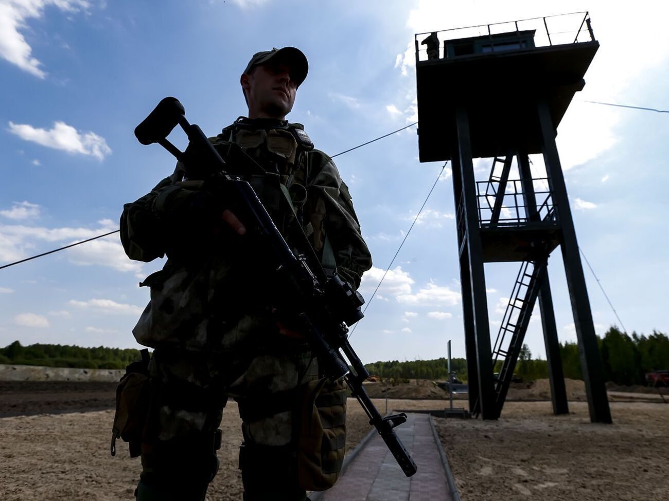 У штабі ООС підкреслили, що військовослужбовець на блокпосту зробив попереджувальний постріл вгору