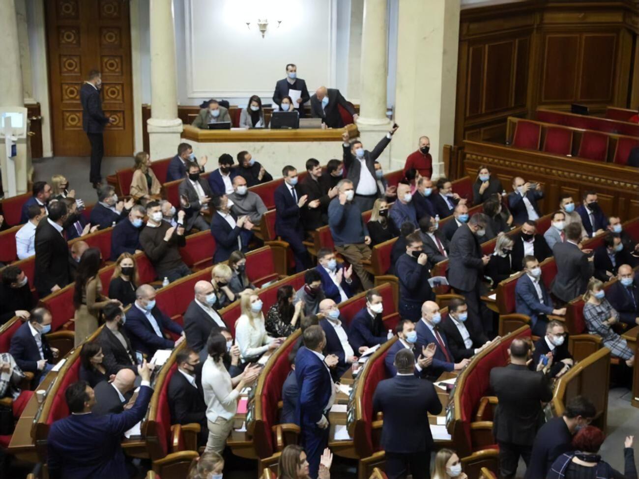 Згідно з результатами опитування, до парламенту проходить чотири партії