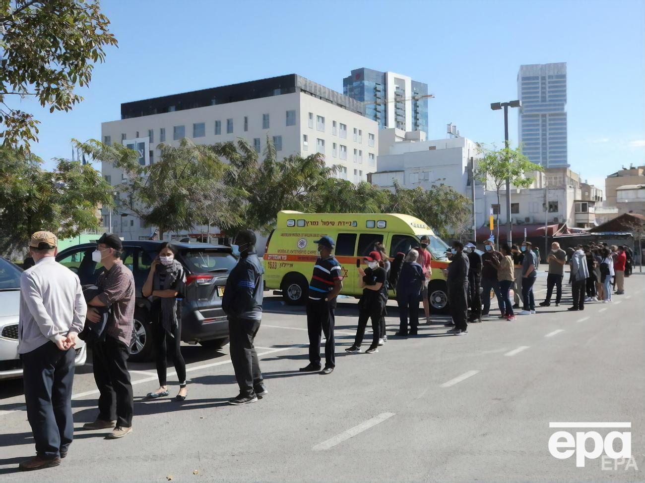 У центров вакцинации в Тель-Авиве образовались очереди