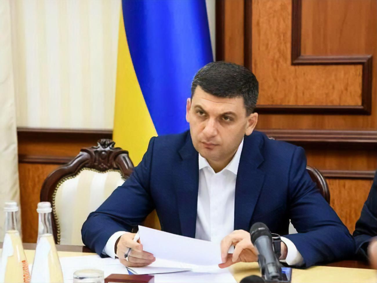 Гройсман: В Украину&nbsp;привезли что-то&nbsp;&ndash; неизвестно что, подрывая вообще доверие к вопросу вакцинации