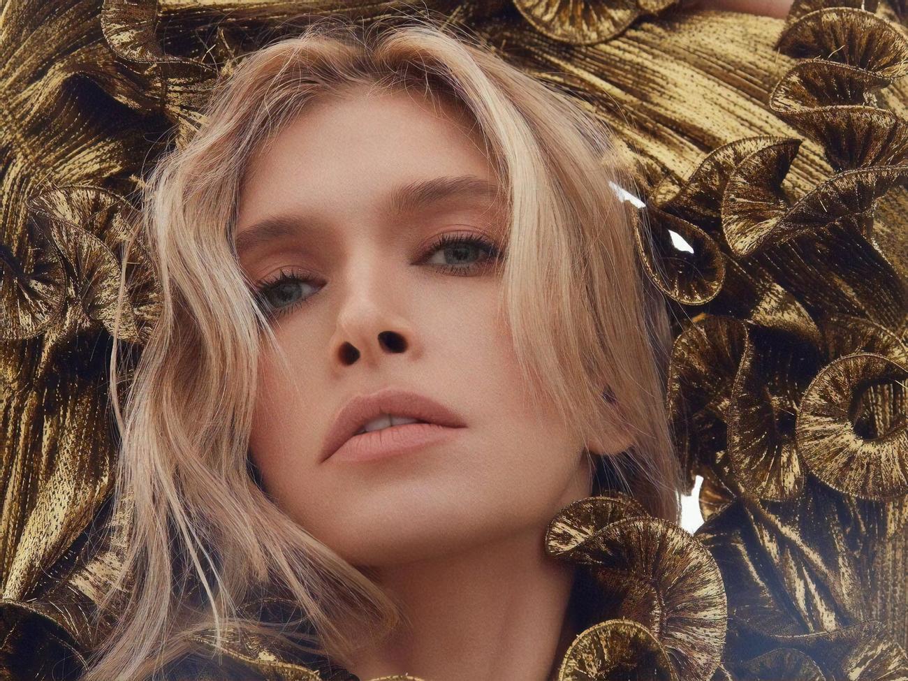 Брежнева надела золотистую одежду с рюшами