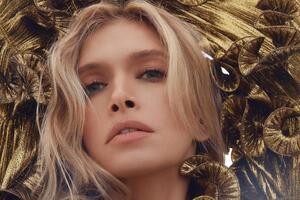 Брежнева надела золотистую одежду с рюшами