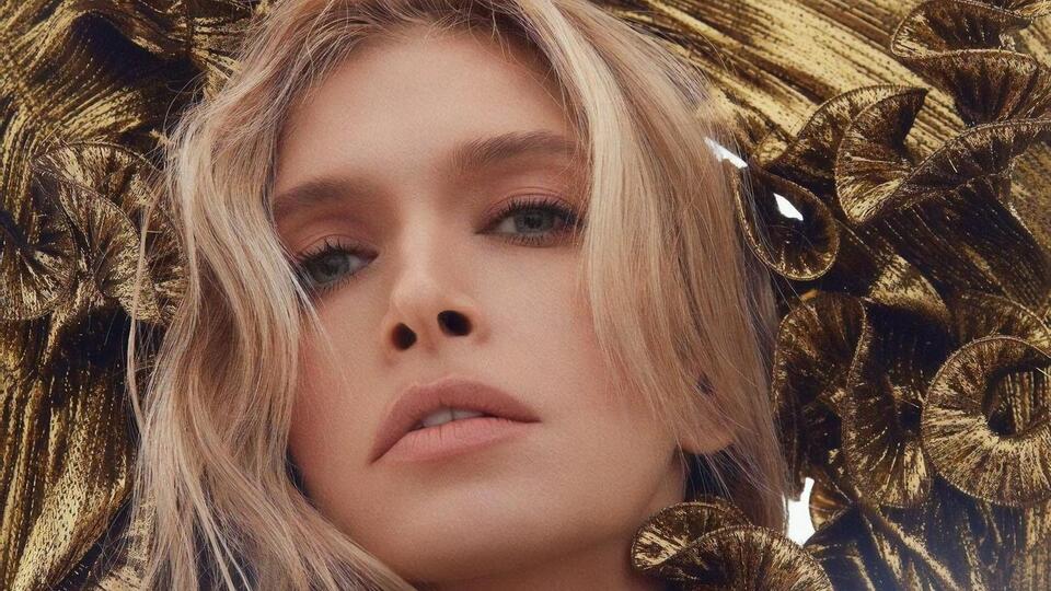 Брежнева надела золотистую одежду с рюшами