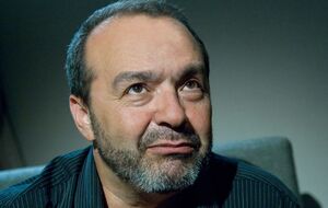 Шендерович: Перемены – это всегда дело меньшинства, большинство с утра слюнявит палец, высовывает его в форточку и смотрит, откуда дует ветер