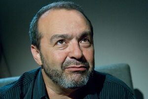 Шендерович: Перемены – это всегда дело меньшинства, большинство с утра слюнявит палец, высовывает его в форточку и смотрит, откуда дует ветер