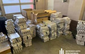 Кроме денег и золота, дипломаты везли более 8,8 тыс. блоков сигарет