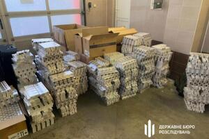 Окрім грошей та золота, дипломати везли понад 8,8 тис. блоків сигарет