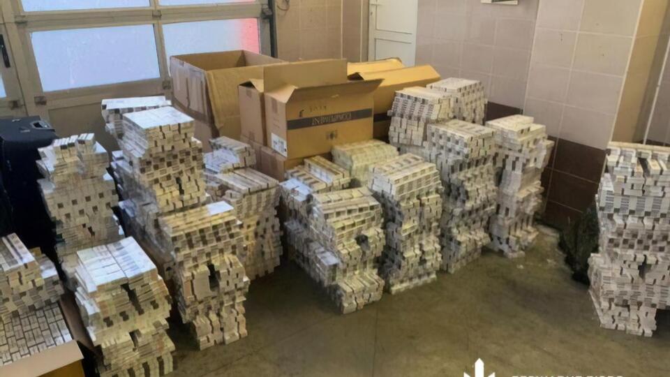 Кроме денег и золота, дипломаты везли более 8,8 тыс. блоков сигарет