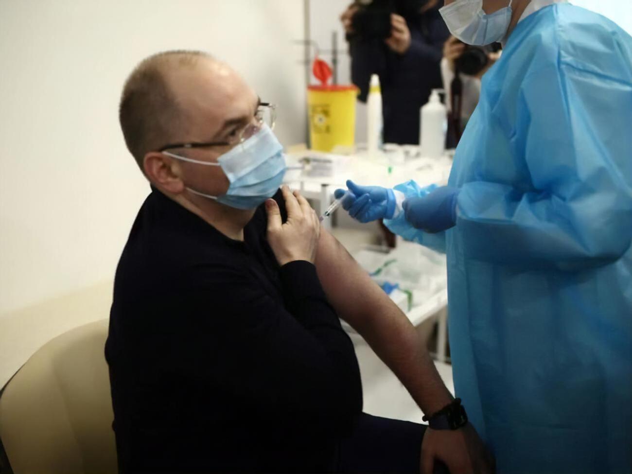 Степанов внес изменения в план вакцинации, которые позволяют использовать остатки вакцин для общественных деятелей и публичных персон
