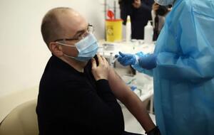 Степанов внес изменения в план вакцинации, которые позволяют использовать остатки вакцин для общественных деятелей и публичных персон