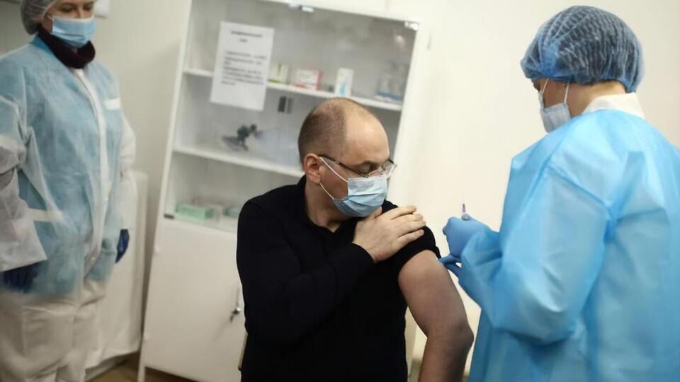 Степанов: Якщо ти вакцинувався, то або взагалі не захворієш, або можеш мати дуже легкий перебіг хвороби. Але точно не потрапиш в реанімацію і точно будеш живий