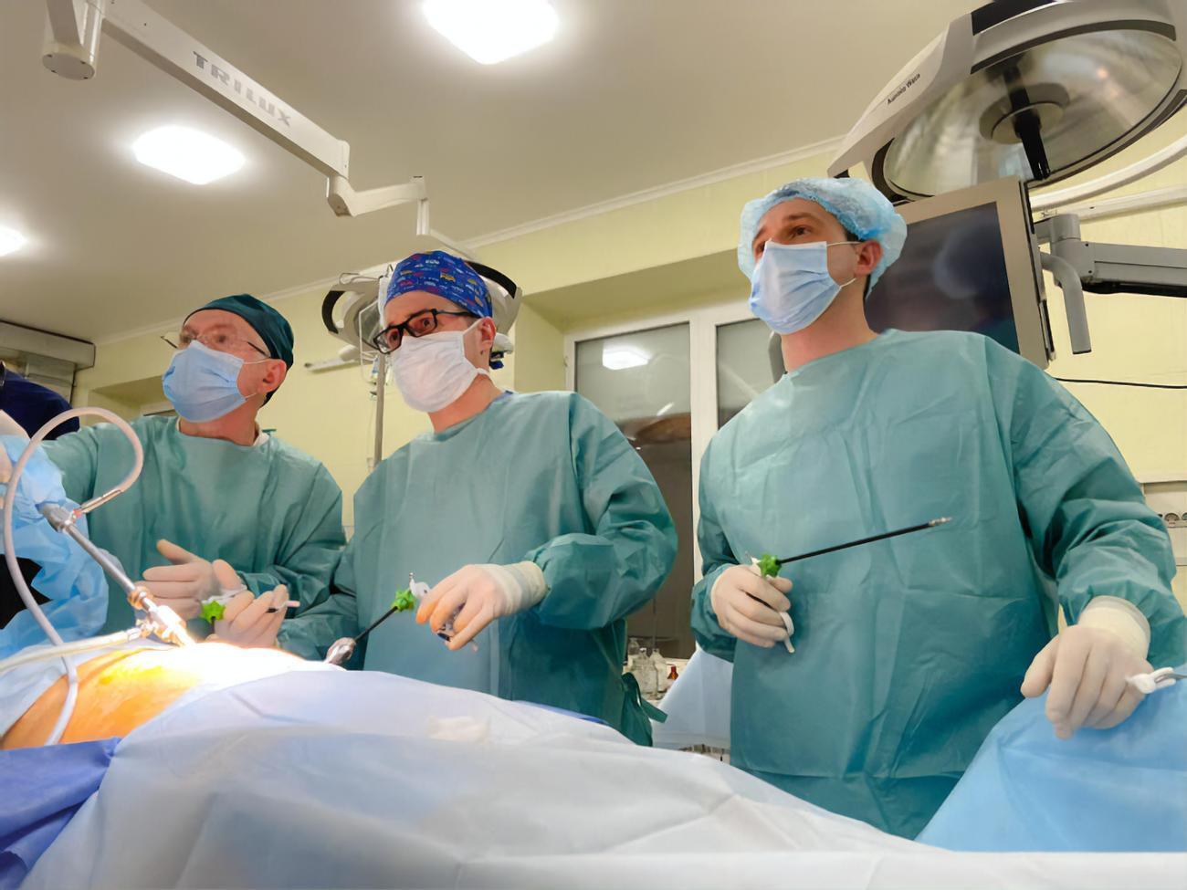 Ліквідація спайок у черевній порожнині тривала майже три години