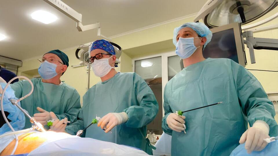 Ліквідація спайок у черевній порожнині тривала майже три години