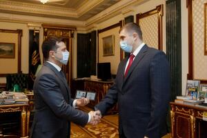 Президент встретился с Козырем и вручил ему служебное удостоверение