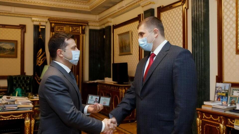 Президент встретился с Козырем и вручил ему служебное удостоверение