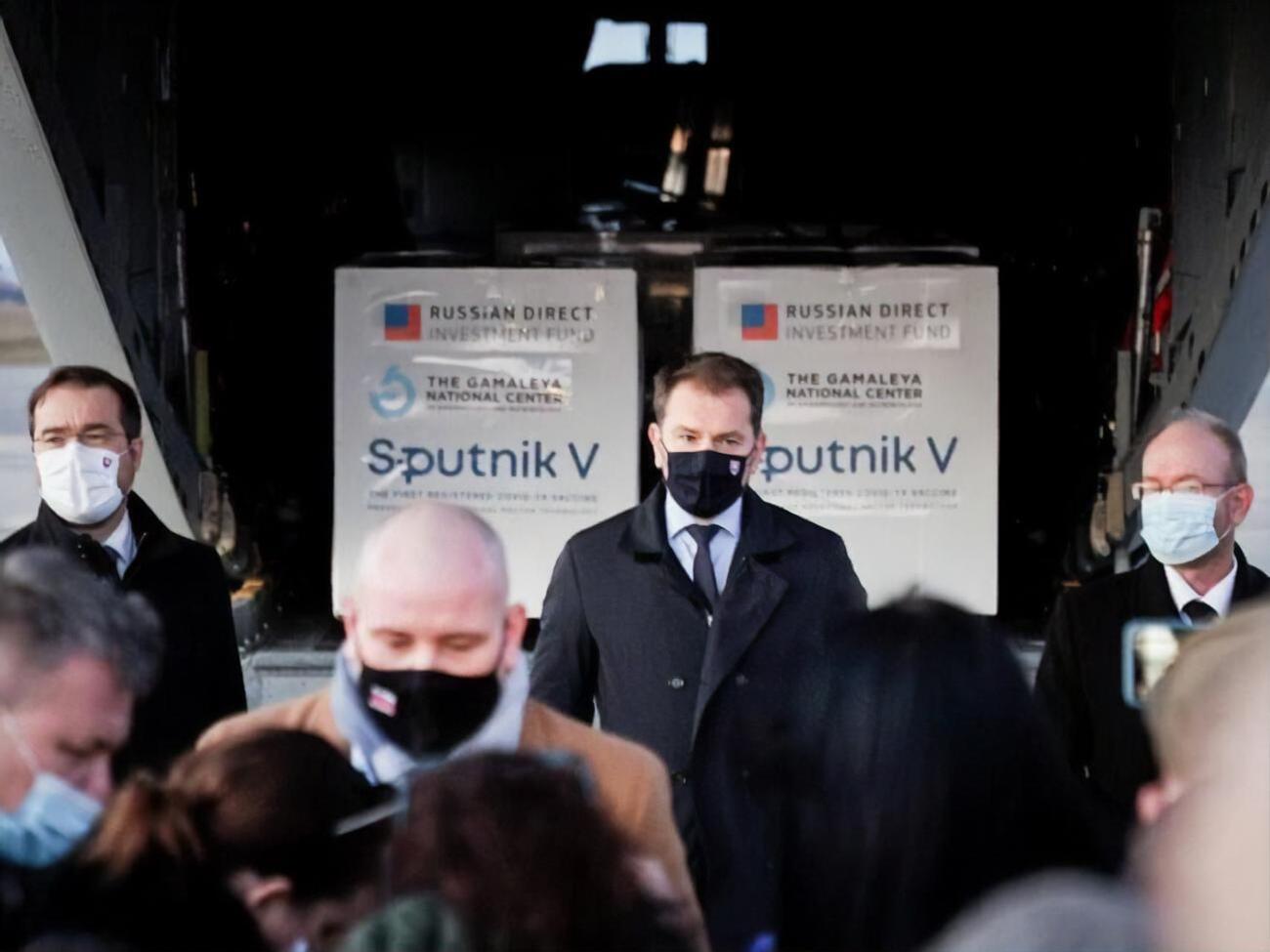 Російська вакцина проти COVID-19 "Супутник V" врятує "тисячі життів", заявив Матович (у центрі на фото)