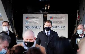 Російська вакцина проти COVID-19 "Супутник V" врятує "тисячі життів", заявив Матович (у центрі на фото)