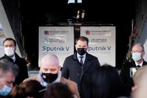 Російська вакцина проти COVID-19 "Супутник V" врятує "тисячі життів", заявив Матович (у центрі на фото)