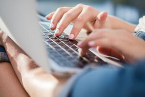 Часть сайтов уже возобновили работу