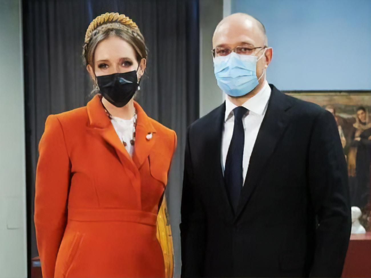 Осадчая, получив цветы от Шмыгаля, заявила, что праздник продолжается