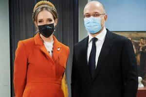 Осадчая, получив цветы от Шмыгаля, заявила, что праздник продолжается