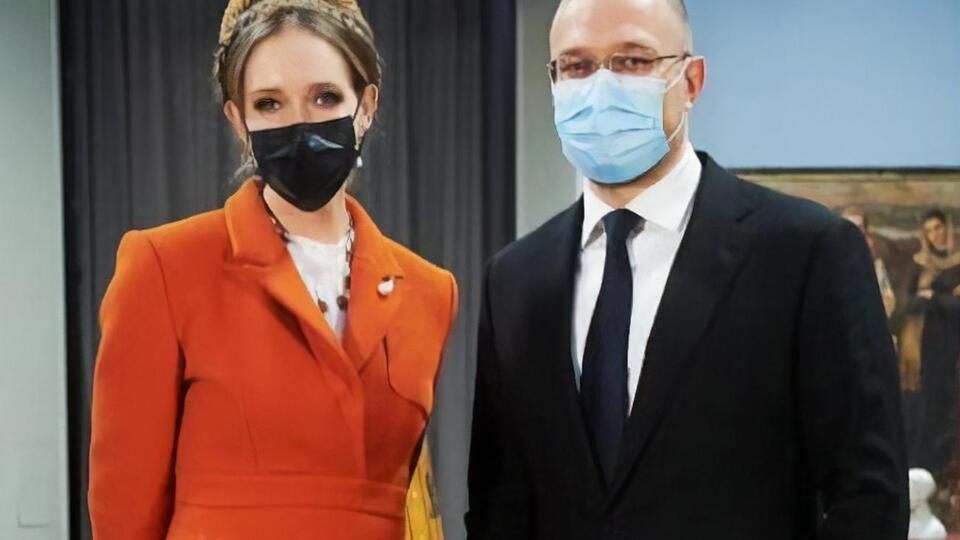 Осадчая, получив цветы от Шмыгаля, заявила, что праздник продолжается