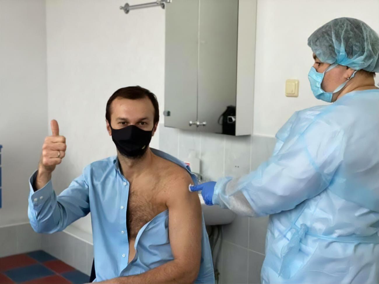 Остаточной дозой вакцины от COVID-19 Covishield привился экс-нардеп Сергей Лещенко