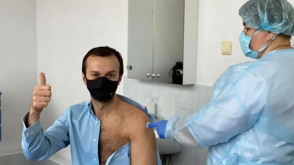 Остаточной дозой вакцины от COVID-19 Covishield привился экс-нардеп Сергей Лещенко