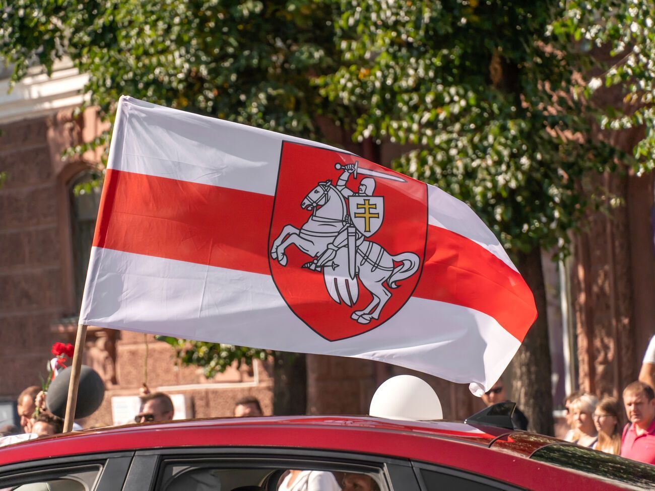 Согласно проекту, государственным флагом будет бело-красно-белый флаг оппозиции (БЧБ), а гербом&nbsp;&ndash; погоня