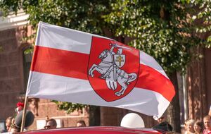 Согласно проекту, государственным флагом будет бело-красно-белый флаг оппозиции (БЧБ), а гербом – погоня