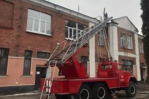 На момент прибуття перших пожежників горіло 20 м² покрівлі