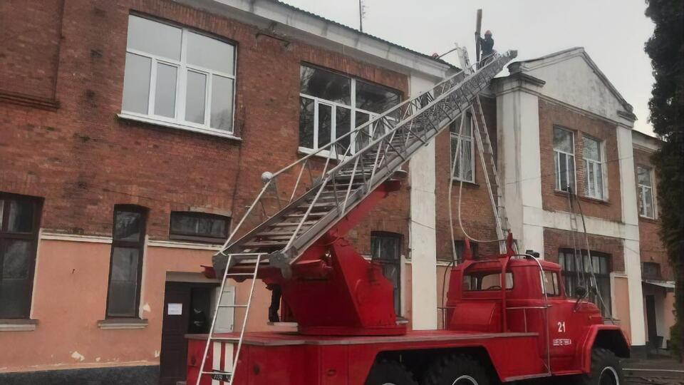 На момент прибытия первых пожарных горело 20 м² кровли