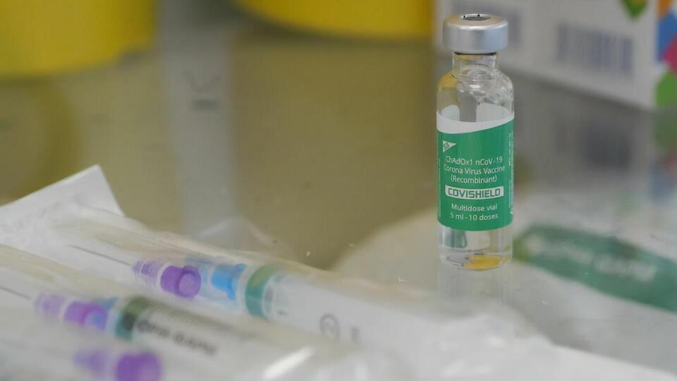 С 24 февраля украинцев вакцинируют прибывшей из Индии вакциной