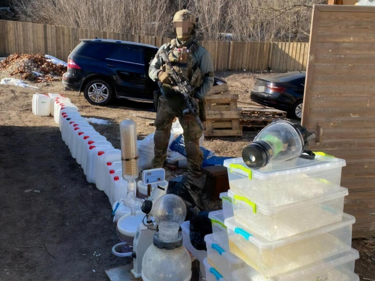 Члены группы производили более 150 кг психотропных веществ в месяц