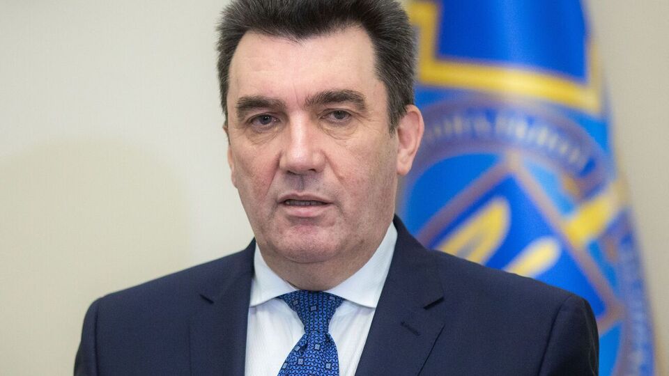 Украина снова продлила введенные ранее санкции, сообщил Данилов