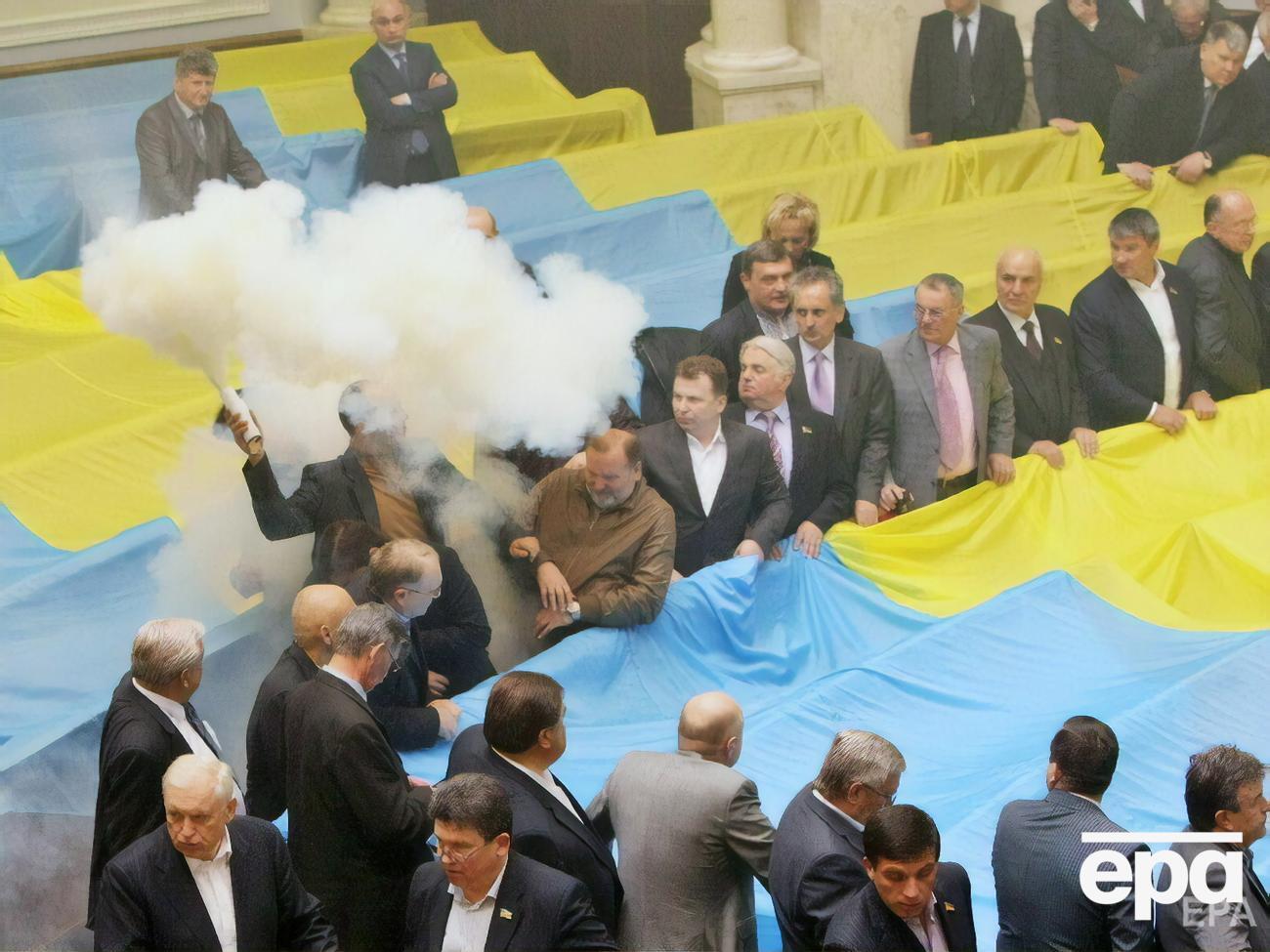 Ратифікацію Харківських угод 27 квітня 2010 року супроводжували бійка в парламенті, димові шашки й кидання яєць по президії