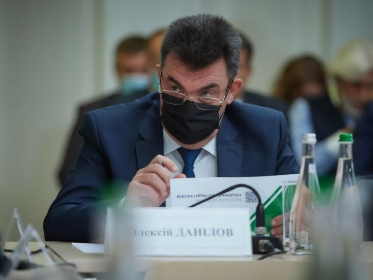 За ситуацией на Донбассе следят военные, которые "находятся на своих местах", отметил Данилов