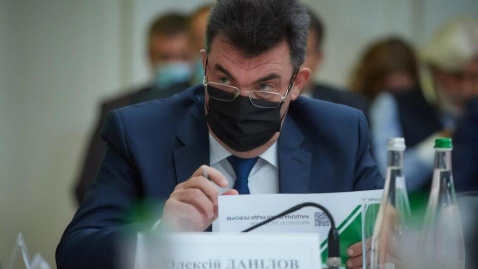 За ситуацією на Донбасі стежать військові, які "знаходяться на своїх місцях", зазначив Данілов