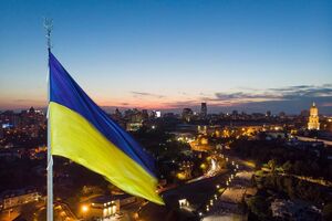 Пориви вітру можуть пошкодити флагшток, кажуть у КМДА