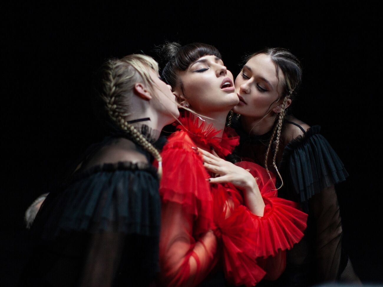 Отдельные кадры клипа представляют собой сцены, напоминающие оргии