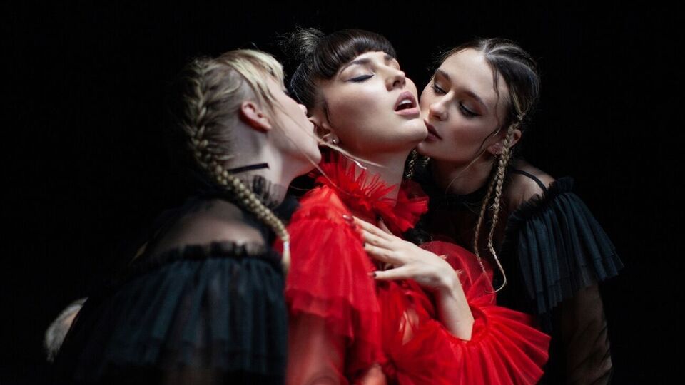 Отдельные кадры клипа представляют собой сцены, напоминающие оргии