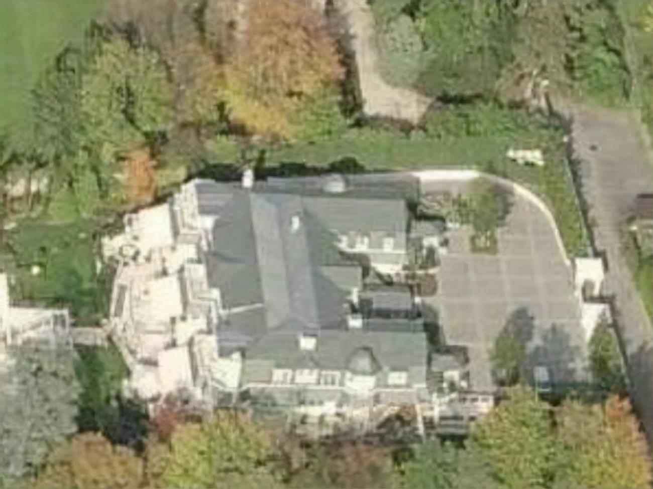 Помимо виллы, Дамир Ахметов купил по соседству дом поменьше и участок площадью 7600 м&sup2;