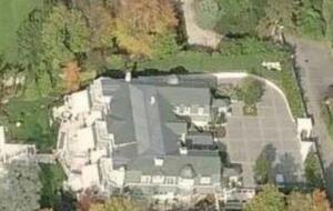 Помимо виллы, Дамир Ахметов купил по соседству дом поменьше и участок площадью 7600 м²