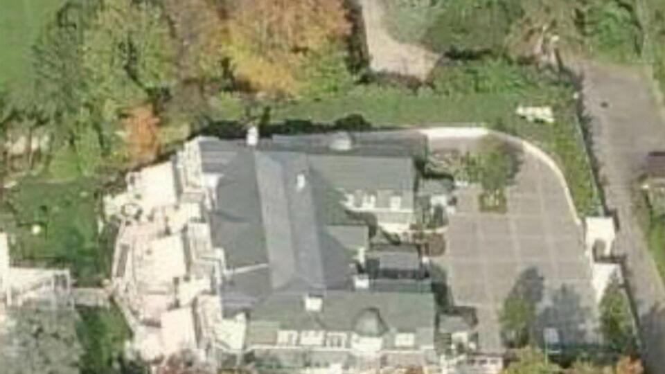 Помимо виллы, Дамир Ахметов купил по соседству дом поменьше и участок площадью 7600 м²