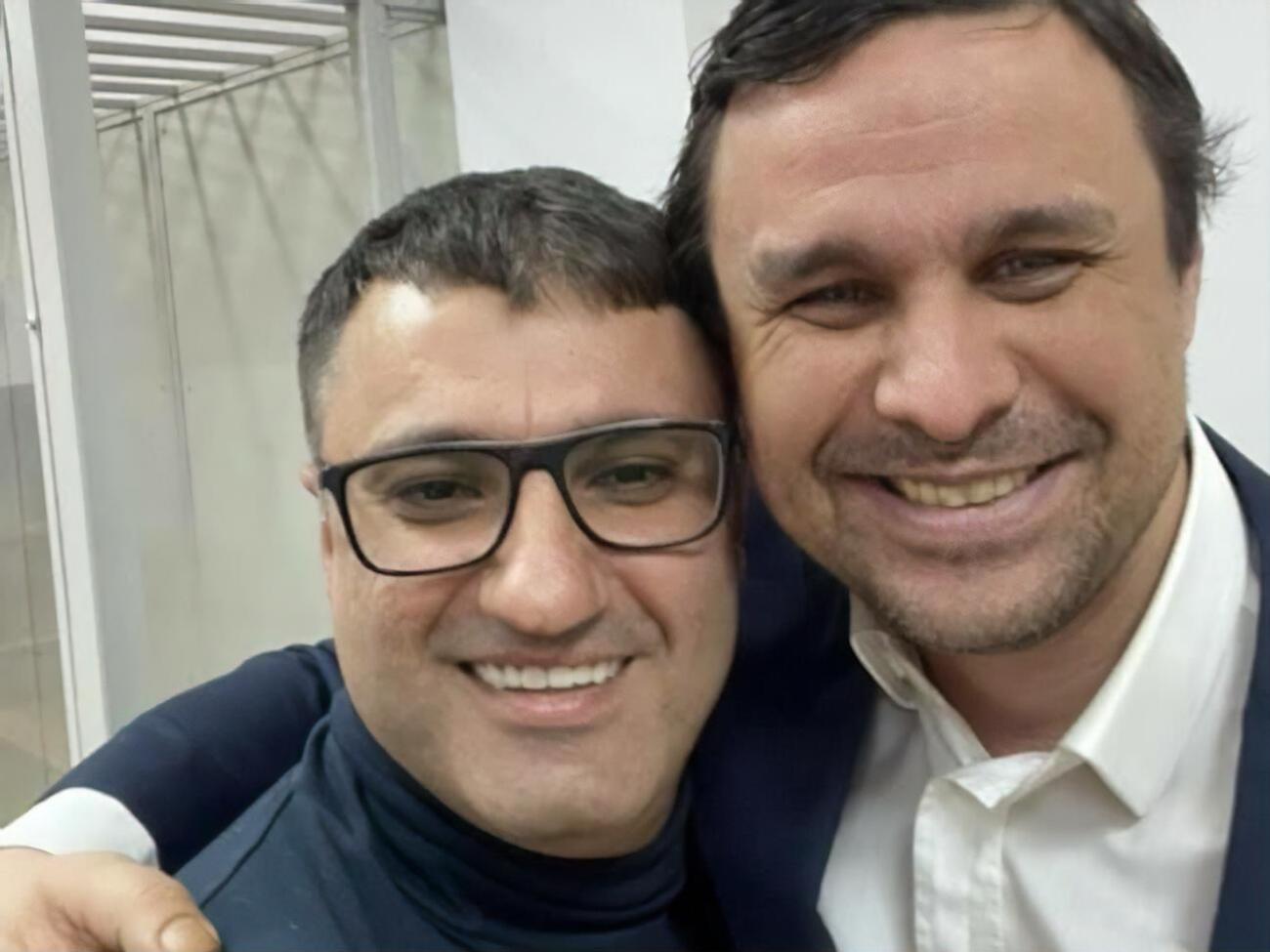 Микитась (на фото він праворуч) повідомив, що їде додому